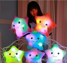 Laden Sie das Bild in den Galerie-Viewer, Glowing Star Pillow