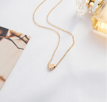 Laden Sie das Bild in den Galerie-Viewer, Tiny Heart Choker Necklace